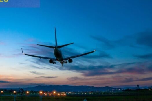 大阪国際空港に着陸する大型機