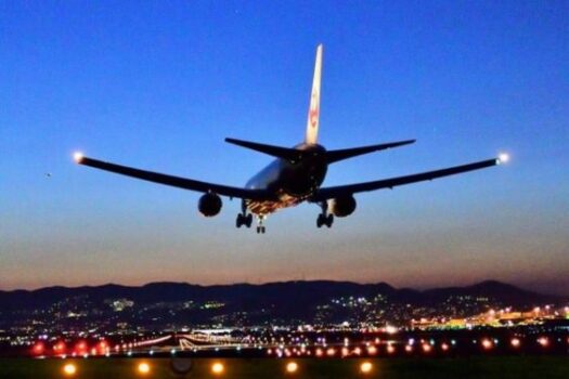 夕焼けの伊丹空港に降り立つボーイング777。