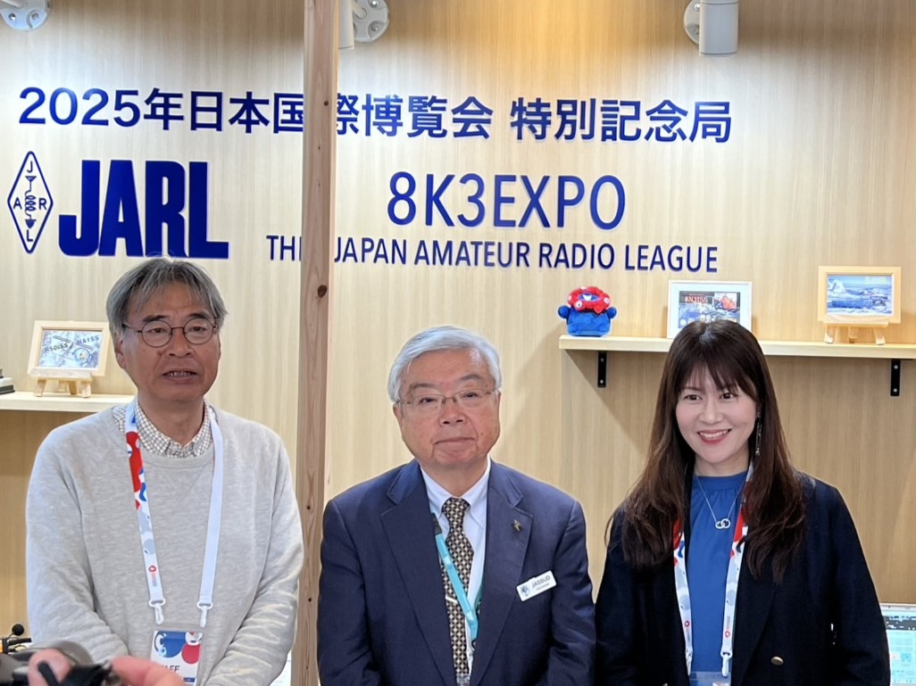 開局式。左から
田中関西地方本部長(JR3QHQ)
森田会長(JA5SUD)
JARL広報大使の歌手Masaco(JH1CBX)