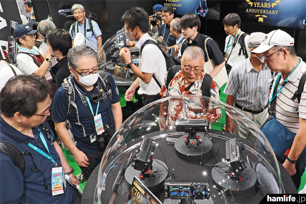 ハムフェア2024の八重洲無線ブース。参考出品のFTX-1Fに注目が集まった