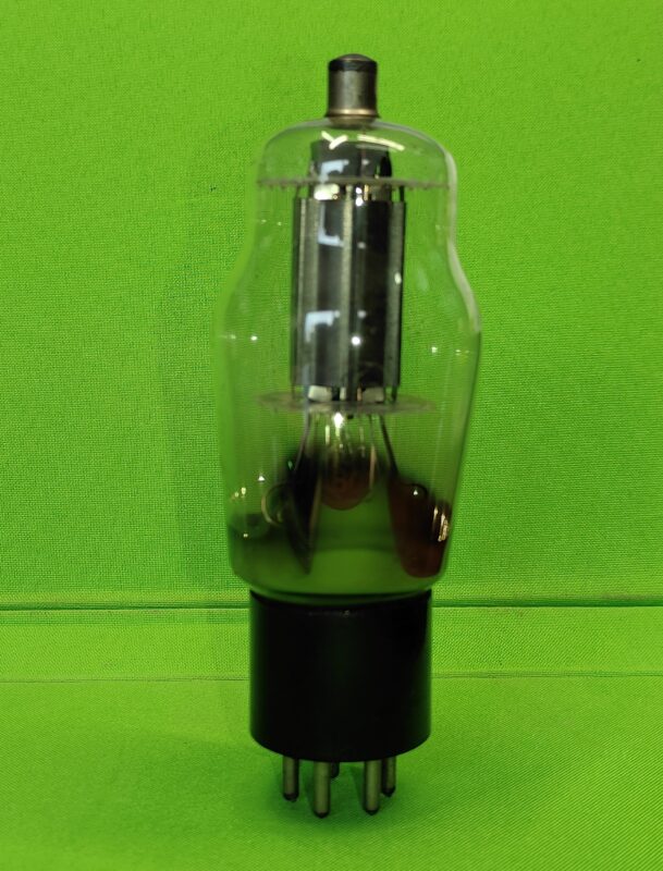 重厚なシルエットが美しい、大型の電力増幅用真空管"807"の拡大写真