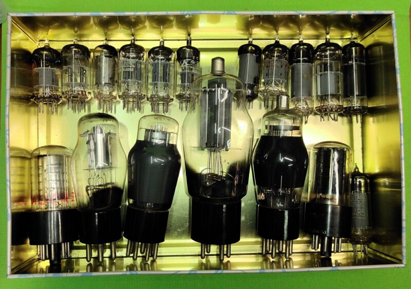 整理箱に収められたヴィンテージ真空管と自作パーツのコレクション